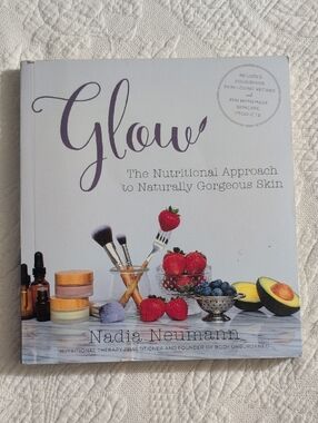 Glow: The Nutritional Approach to Naturally Gorgeous Skin by - Nadia Neuman